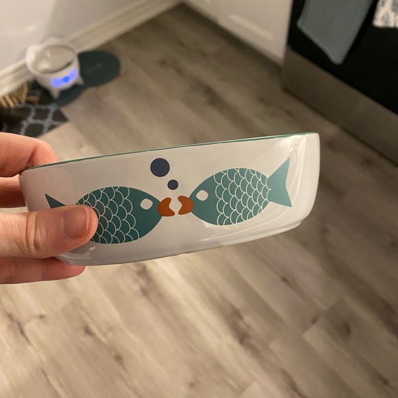 Cat water dish with cute kissing fishes - Picture 2 of 5